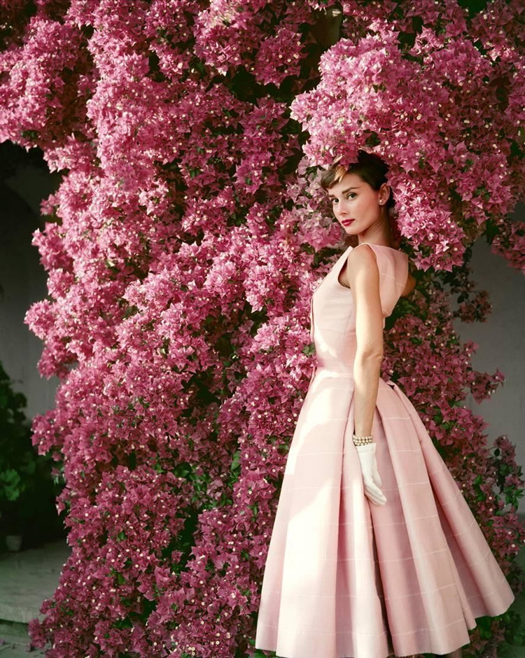 Audrey-Hepburn-de-vestido-rosa