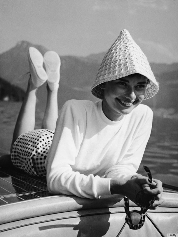Audrey-Hepburn-no-barco