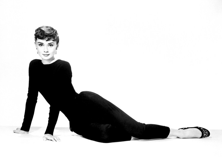 Audrey-Hepburn-no-chão-look-preto