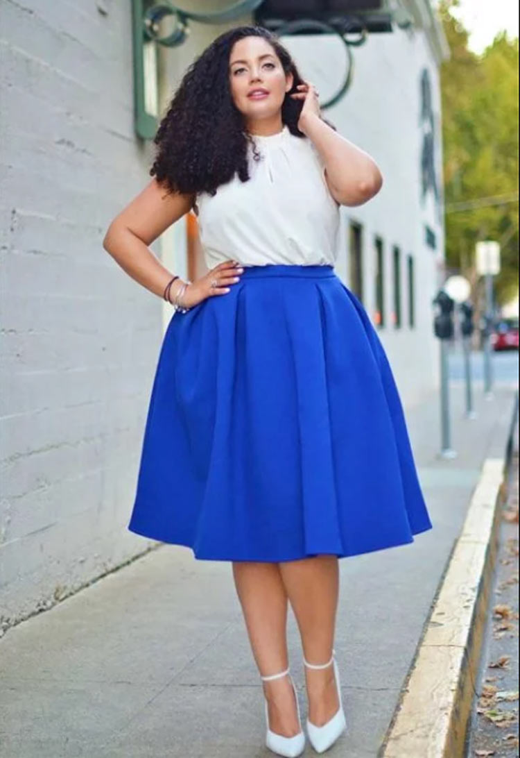 look-plus-size-saia-azul-e-blusa-branca