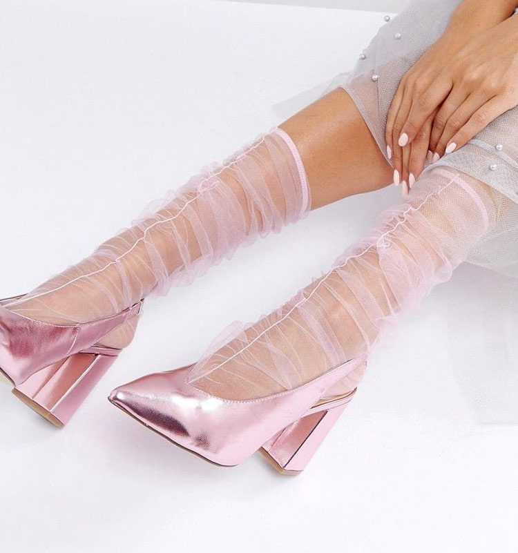 meia-transparente-rosa-e-sapato-rosa-metálico