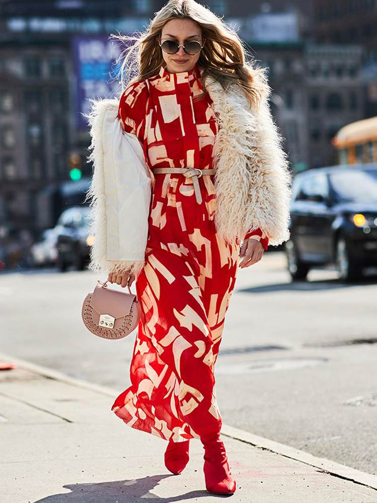 vestido-vermelho-casaco-de-pele-bege