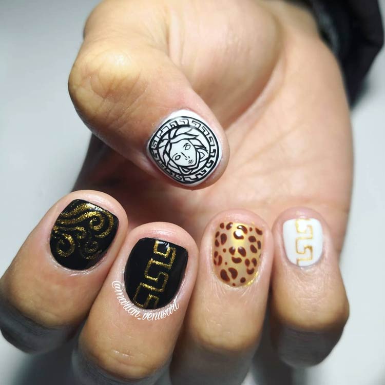 logomania-nas-unhas-versace