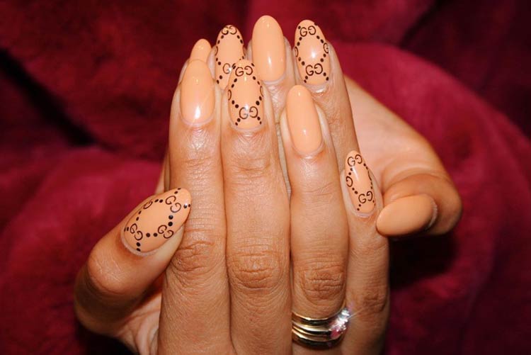 tendencia-de-logos-nas-unhas-gucci