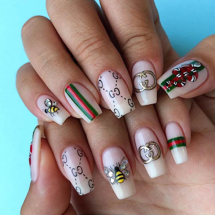 tendencia-logomania-nas-unhas-gucci