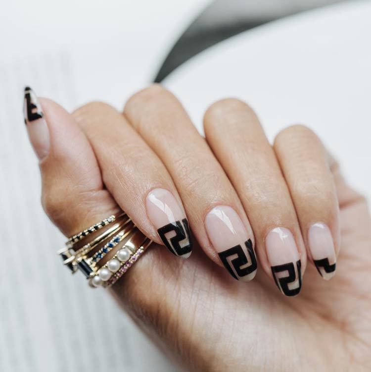 tendencia-logos-nas-unhas-Givenchy