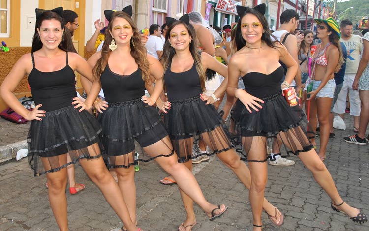 fantasia-de-carnaval-de-rua-criativa-amigas-em-grupo-emoji