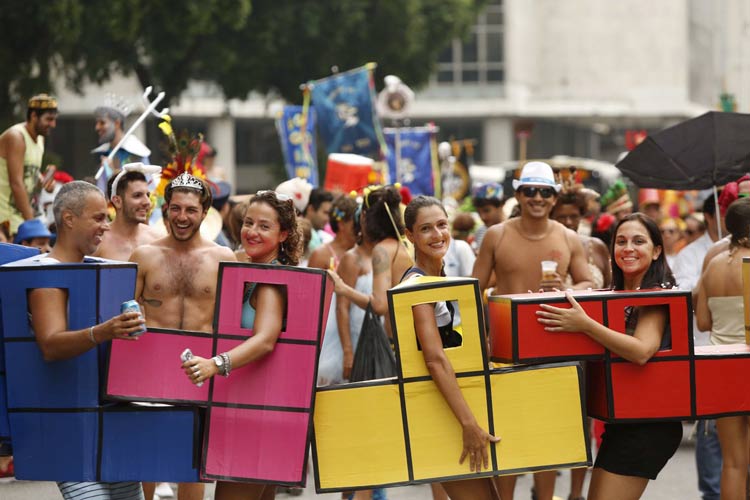 fantasia-de-carnaval-de-rua-criativa-em-grupo