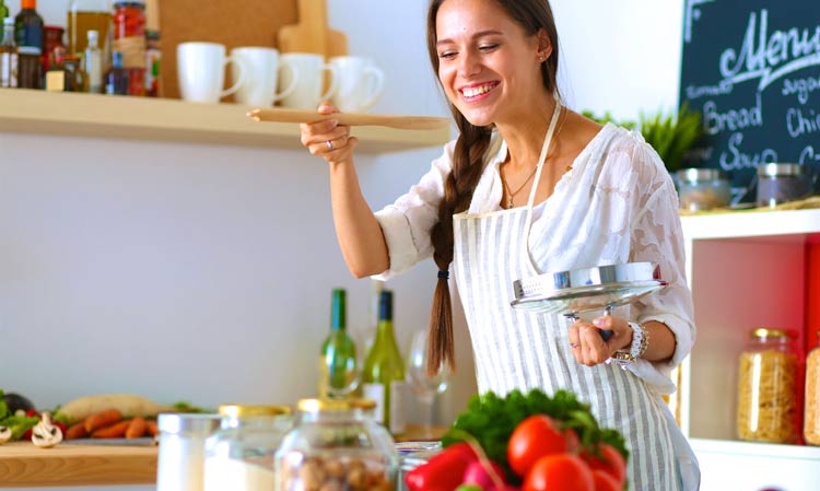 mulher-cozinhando-em-casa