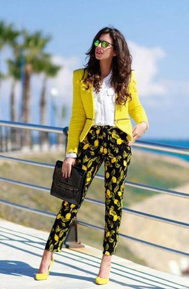 look-calca-estampa-limao-tendencia-blazer-amarelo