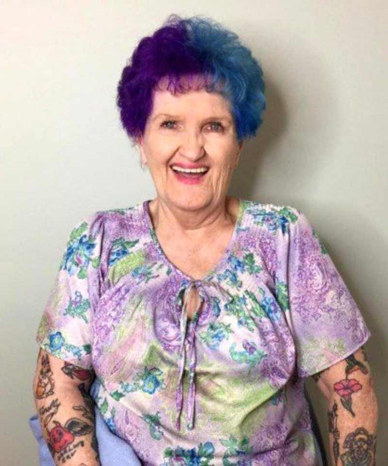 avos-com-cabelo-coloridos-e-tatuagem