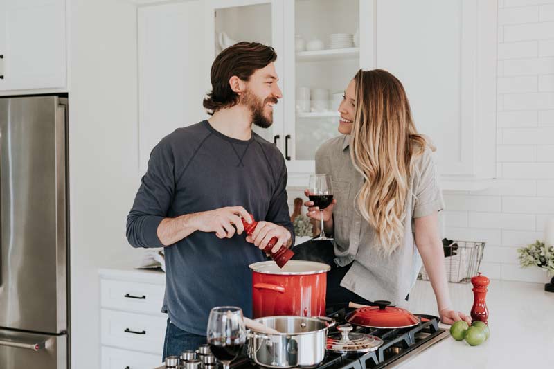 casal-cozinhando-junto