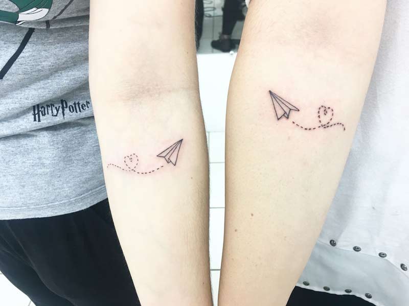 tatuagem-amigas-aviao-de-papel