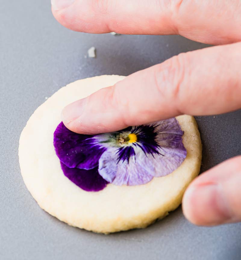 biscoito-amanteigado-com-flores-como-fazer