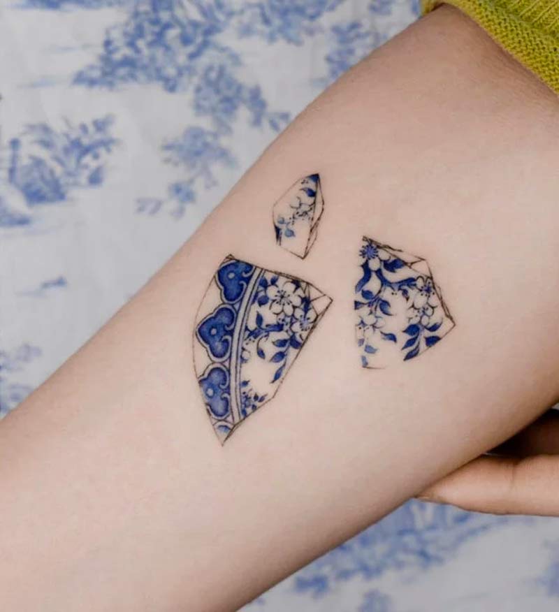delft-blue-tatuagem-que-parece-pintura-em-porcelana