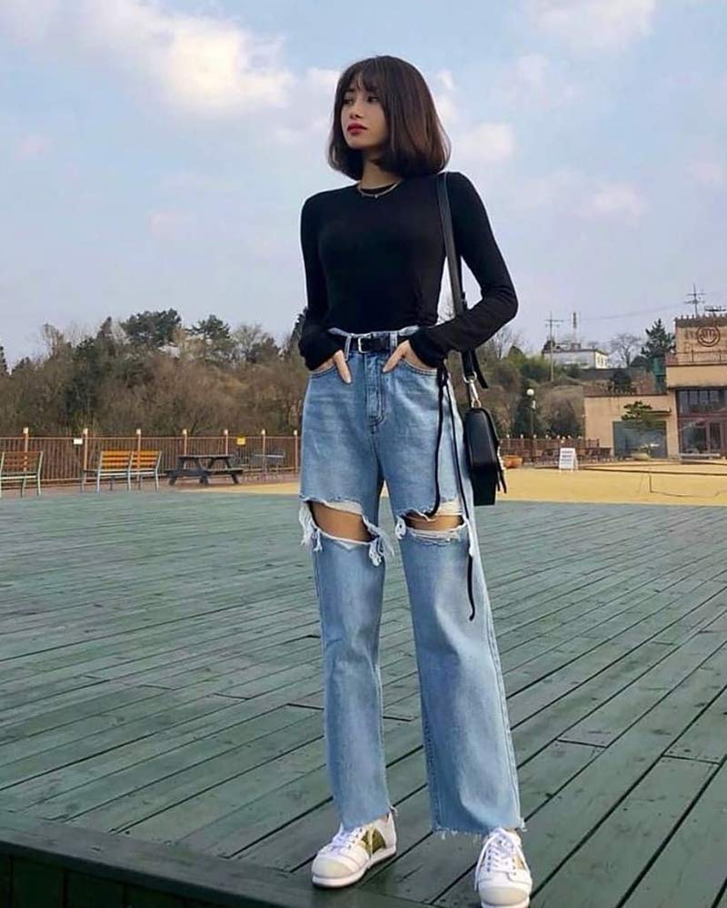 moda-coreana-camiseta-preta-manga-comprida-calca-mom-jeans