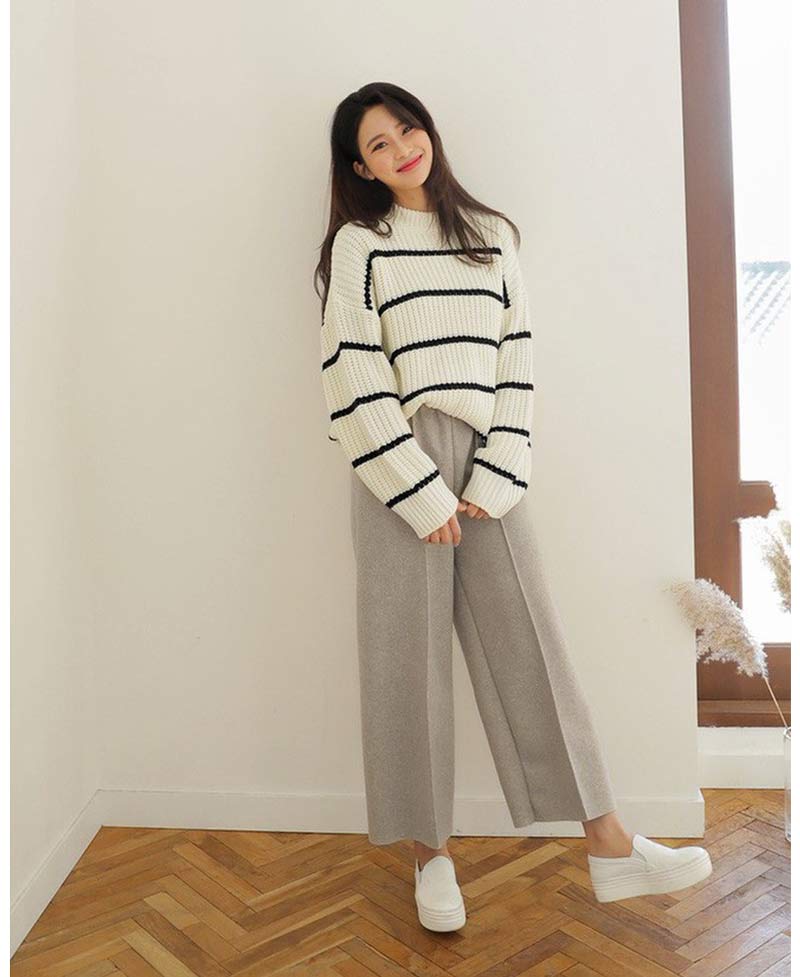 moda-coreana-looks-basicos-calca-bege-sueter-la-listrado