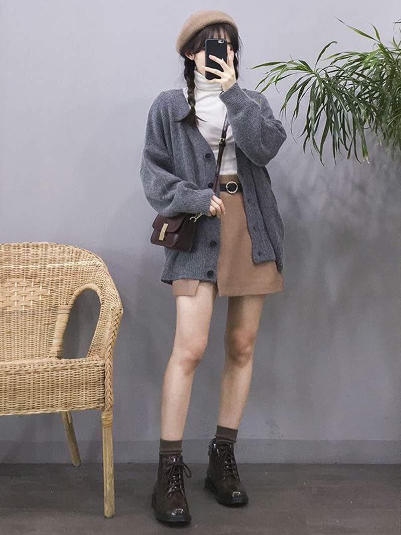 moda-coreana-saia-bege-camiseta-gola-alta-branco-casaco-de-la-cinza