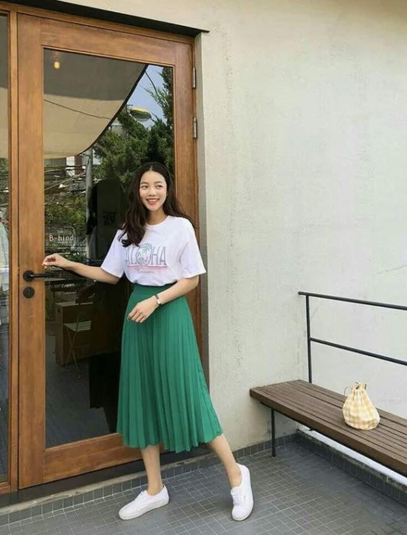 moda-coreana-saia-plissada-verde-camiseta