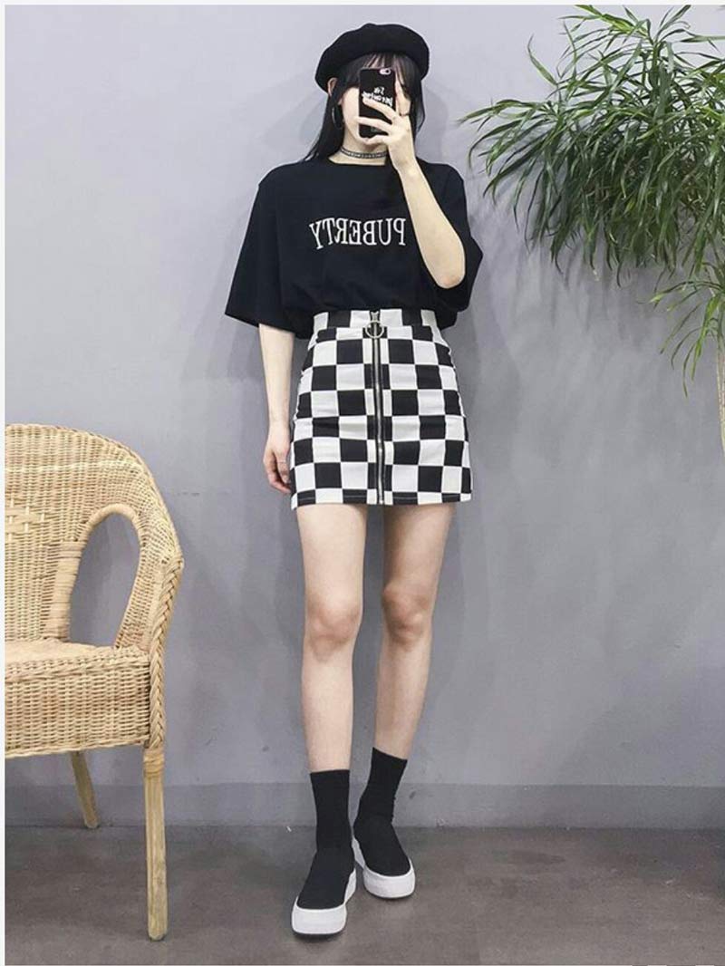 moda-coreana-saia-quadriculada-camiseta-preta-looks