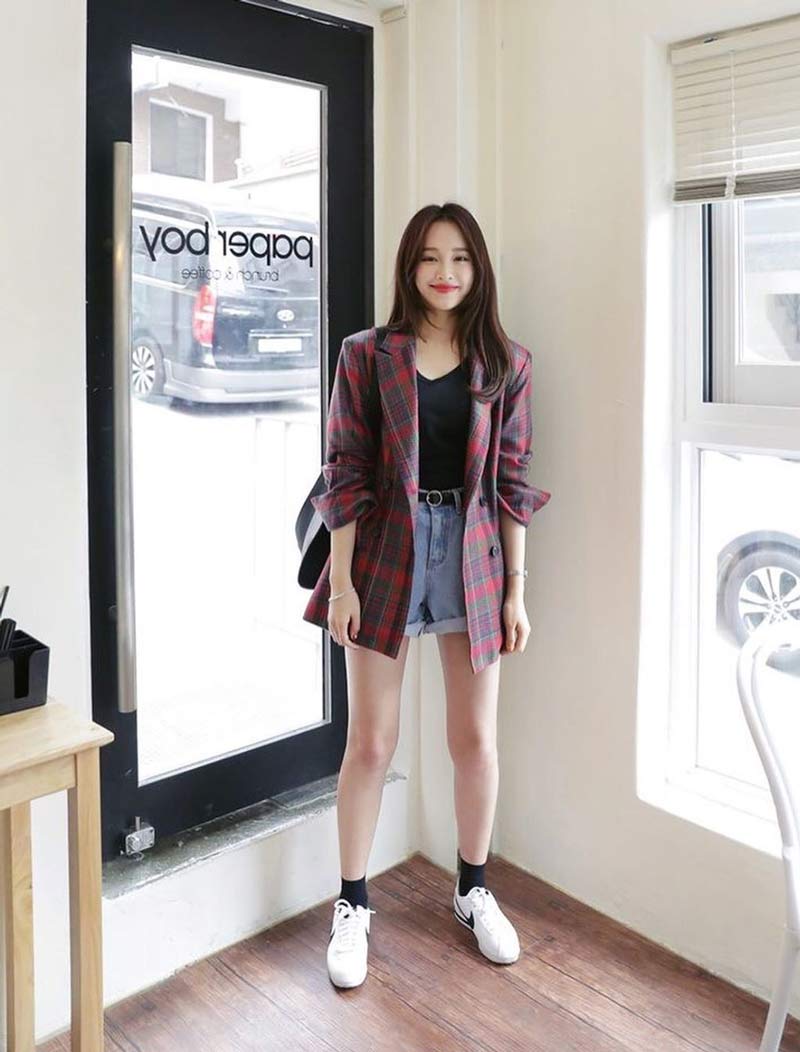 moda-coreana-shorts-jeans-camiseta-preta-blazer