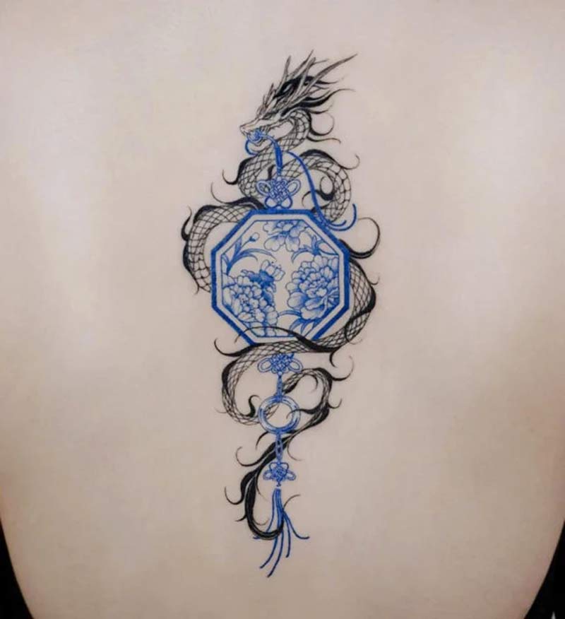 tatuagem-delft-blue-porcelana-dragao-amuleto