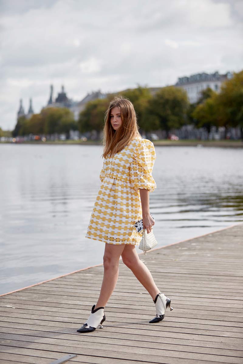 vestido-trapezio-amarelo-e-branco-bota-cowboy