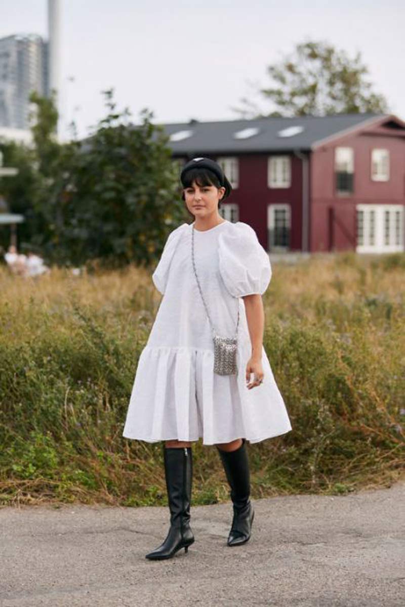 vestido-trapezio-branco-com-babados-bota-preta-cano-alto