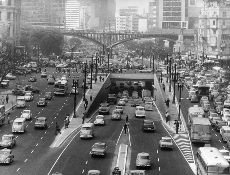 Av. Prestes Maia e viaduto Santa Ifigênia. (1972)