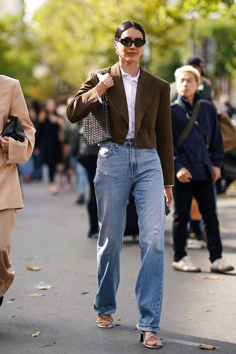 blazer-cropped-marrom-camisa-brabca-calca-jeans-look