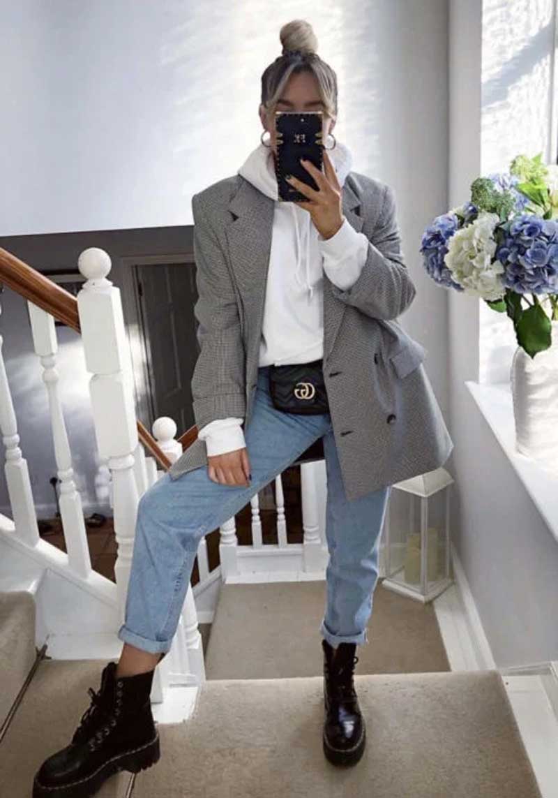 moletom-branco-blazer-cinza-calca-mom-jeans-coturno-looks-estilosos