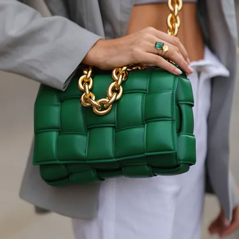 bolsa verde com corrente alça dourada