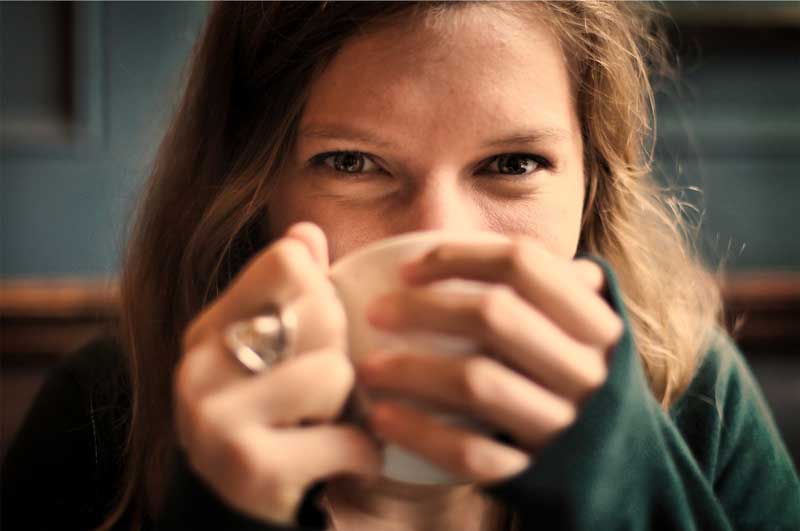 mulher-sorrindo-cafe-mudar-vida