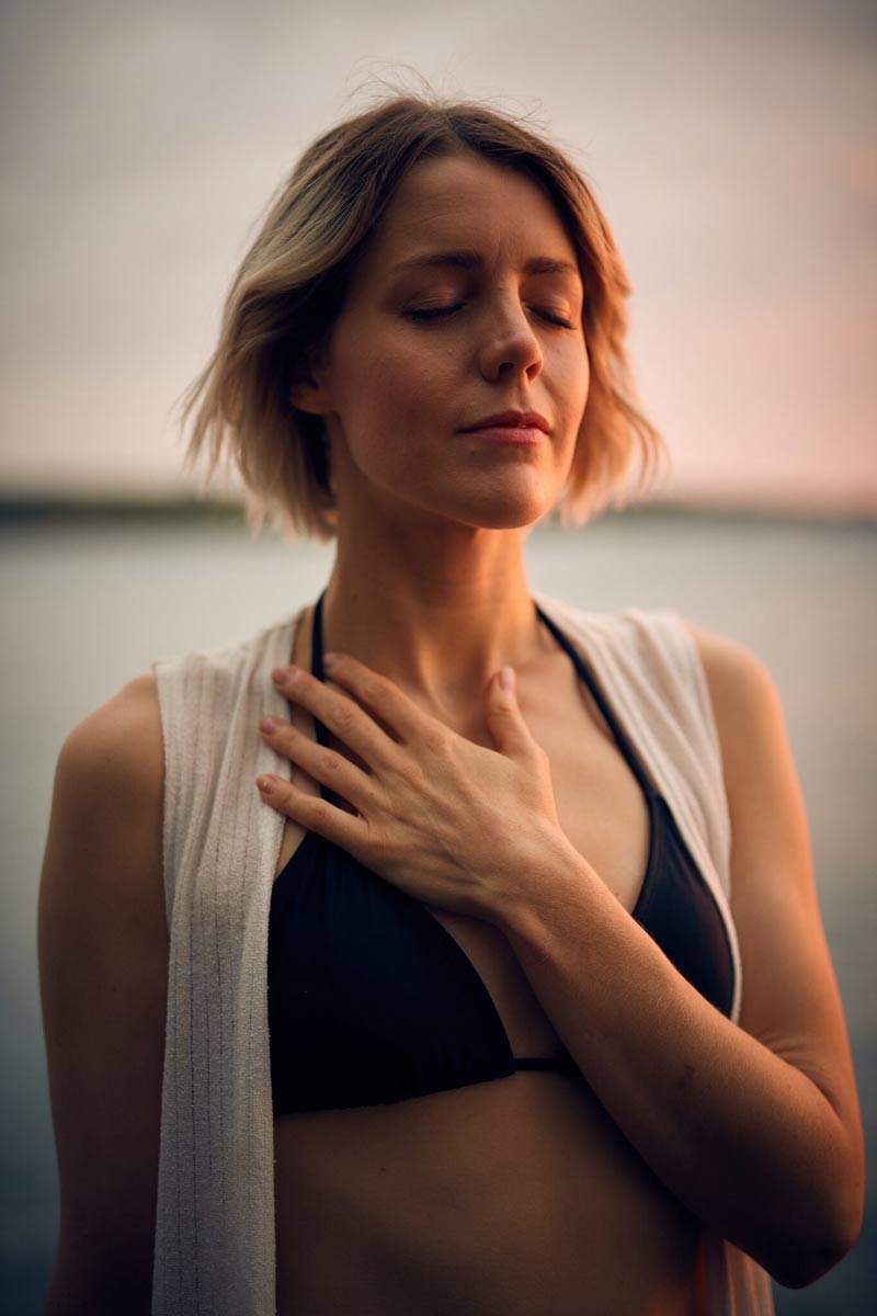 respiracao-relaxamento-mulher-meditando