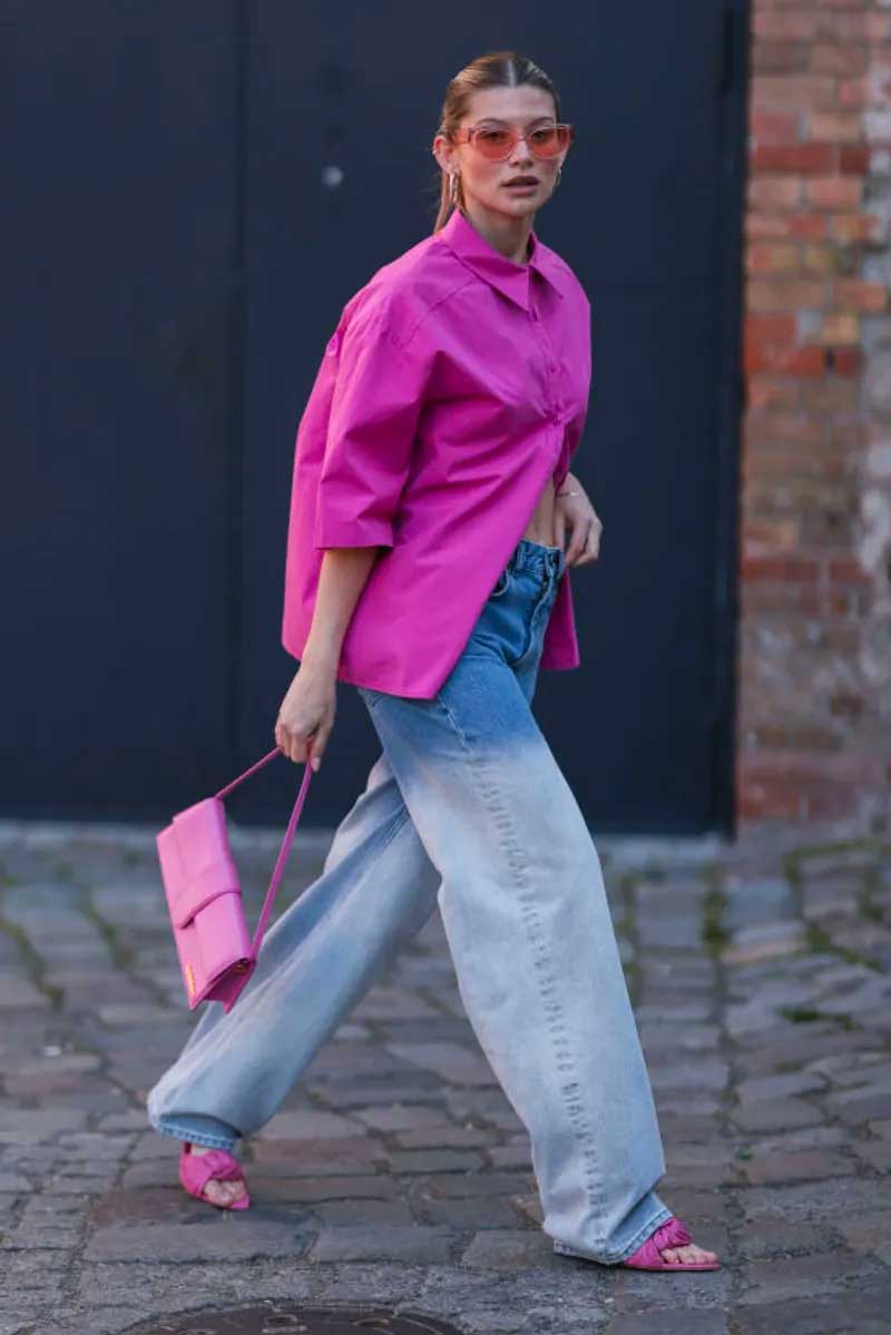look camisa grande rosa pink óculos rosa com lente colorida calça jeans bolsa rosa