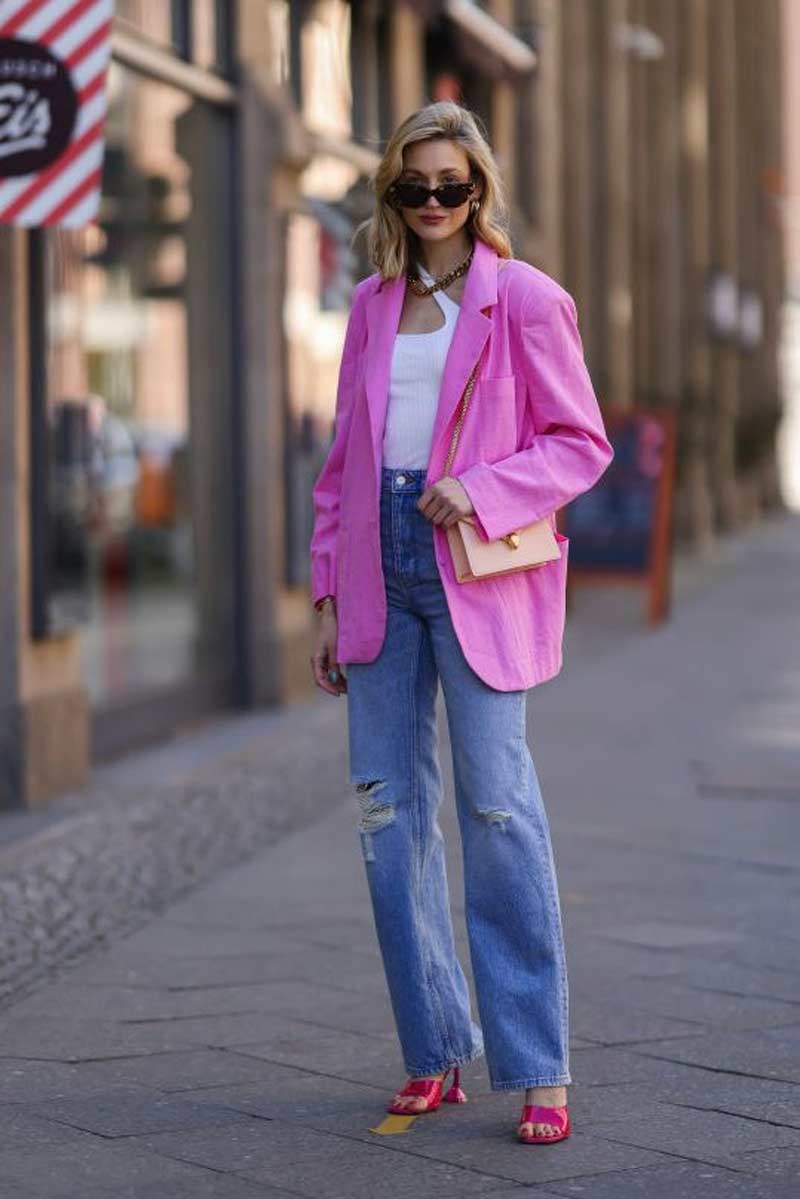 calça jeans reta blusa branca blazer rosa pink de linho looks mulheres alta
