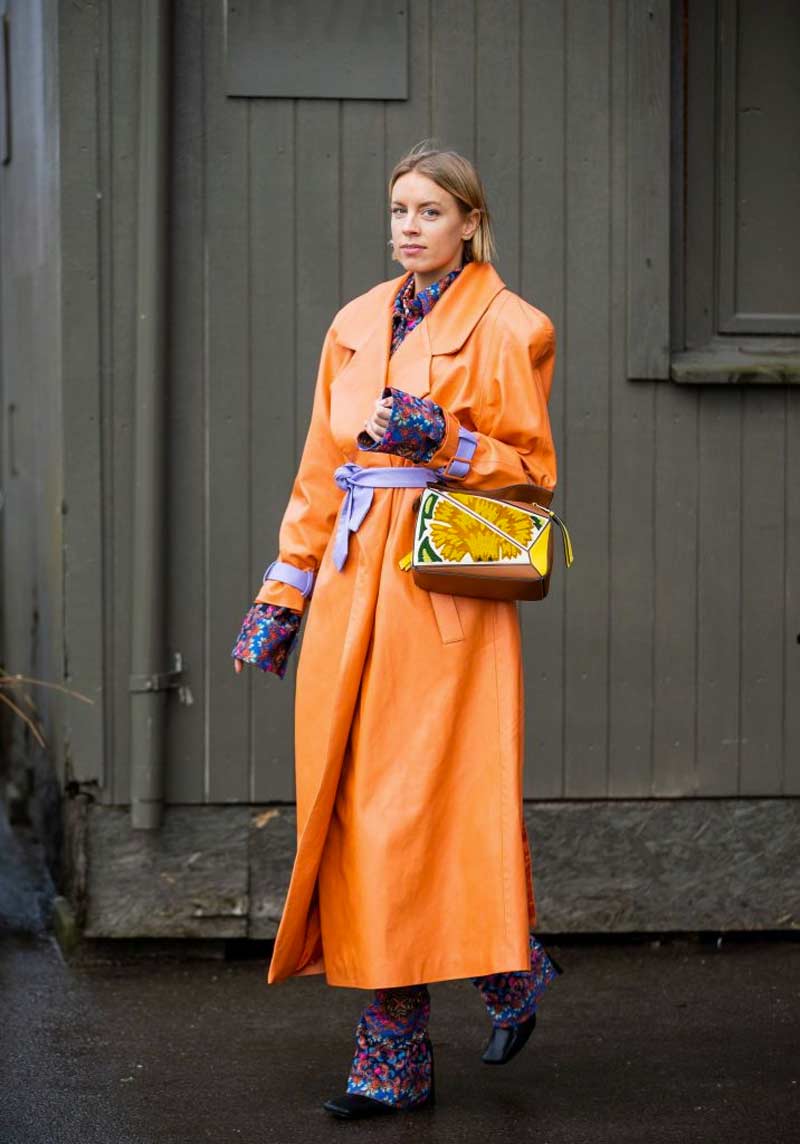 casacos ideais para mulheres altas sobretudo laranja