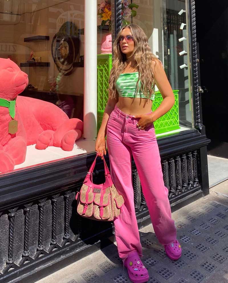 moda anos 2000 calca perna larga rosa top cropped verde oculos transparente crocs