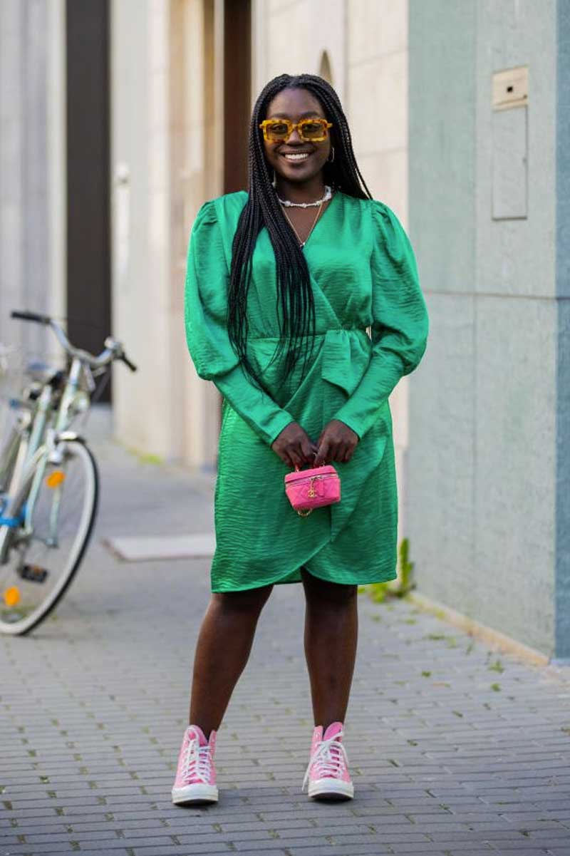 vestido envelope verde bolsa rosa quadril largo