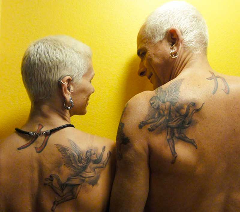 casal idoso tatuado