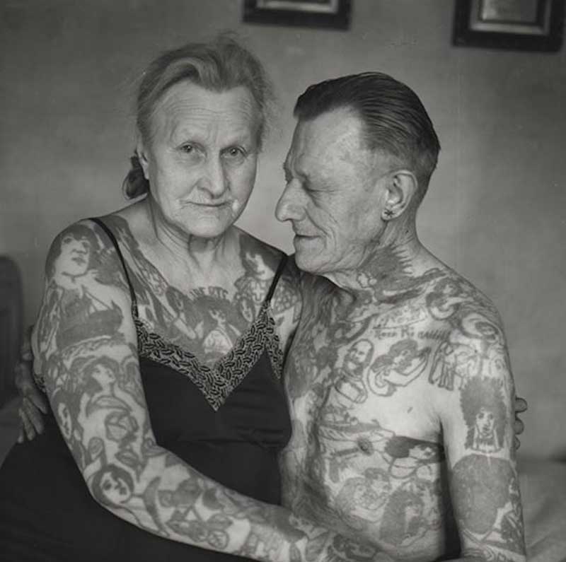casal tatuado idoso