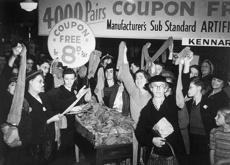 mulheres comprando meia-calça de nylon depois do fim da segunda guerra mundial