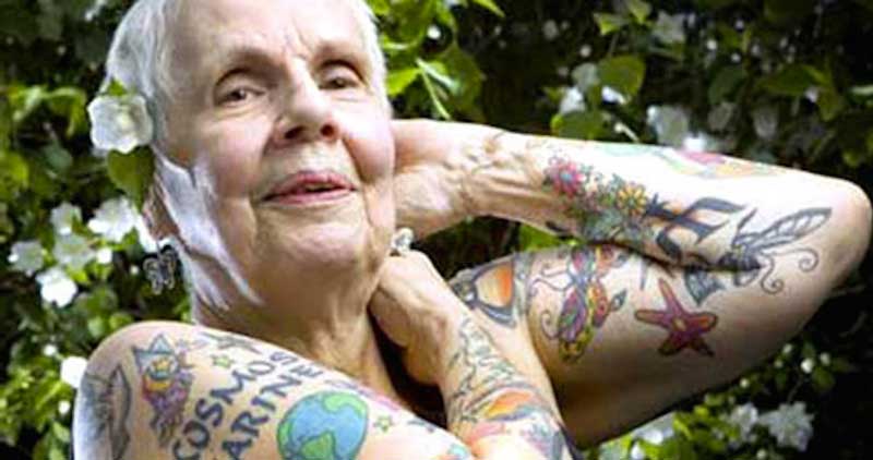 mulheres maduras com tatuagem