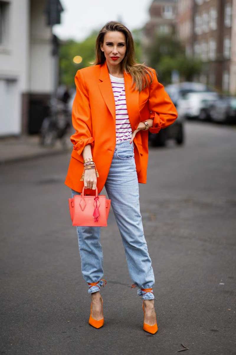 blazer salto bolsa laranja neon calça jeans camiseta listrada looks