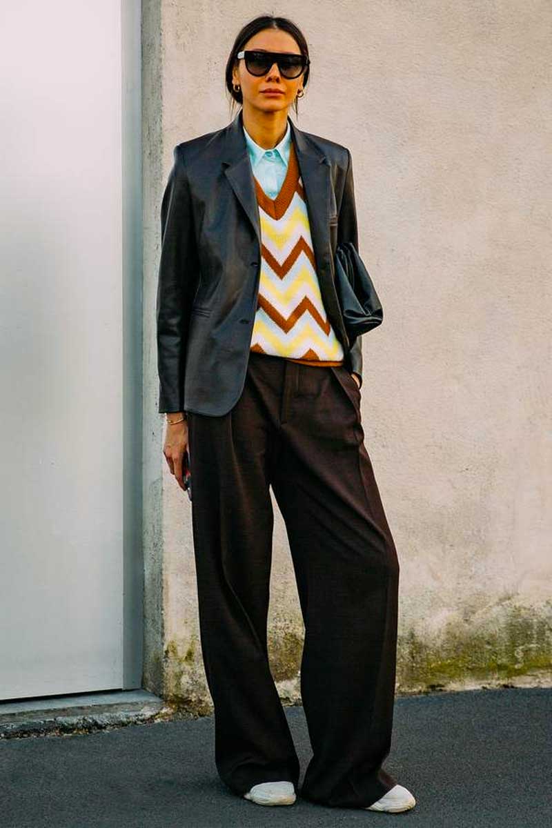 calça cintura baixa marrom social colete tricot blazer de couro look anos 70