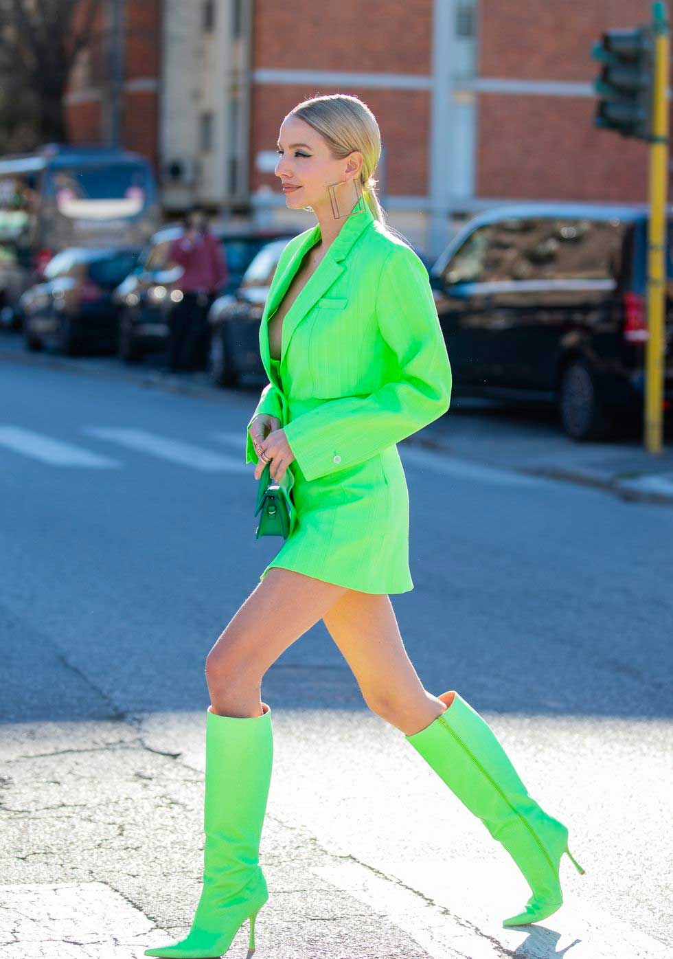 blazer verde neon shorts neon e bota