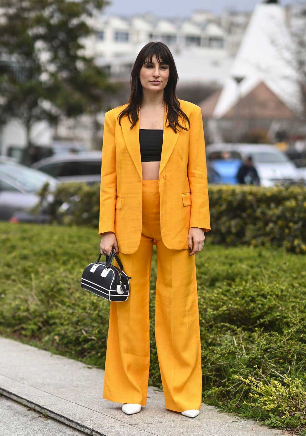 conjunto blazer e calça amarelo com top cropped preto looks