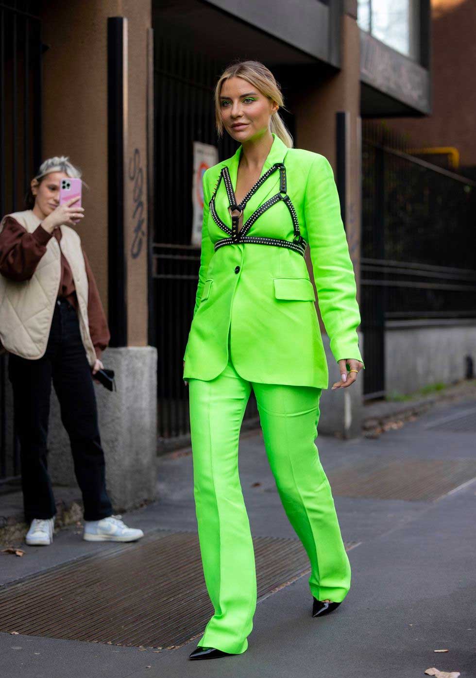 conjunto de blazer e calça verde neon looks com acessórios por cima