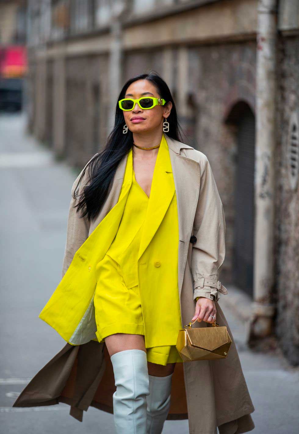 vestido amarelo neon bota cano alto bege oculos de sol neon trench coat bege