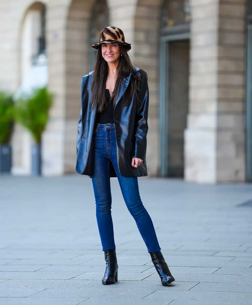 calça jeans skinny azul escuro bota de bico fino preta blazer de couro
